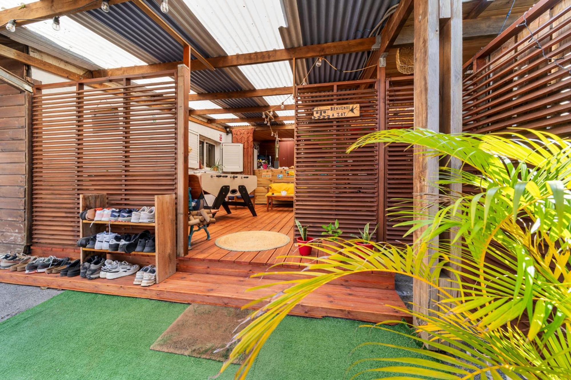 سانت بيير Les Baroudeurs Hostel المظهر الخارجي الصورة